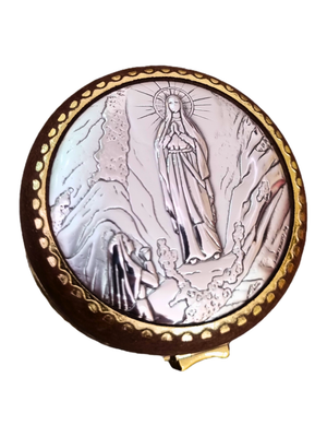 Porta Terço Redondo com Prata Nossa Senhora De Lourdes 5,5 cm x 5,5 cm