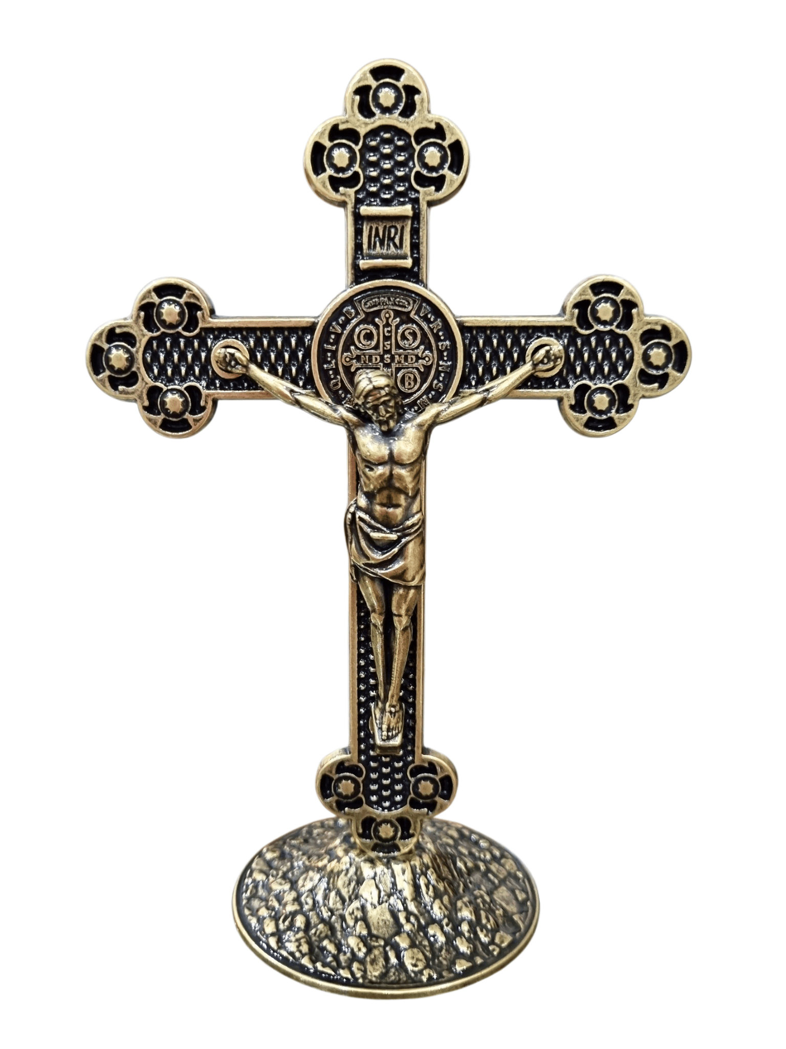 Crucifixo em Metal Trevolado com Medalha de São Bento Ouro Velho 13 cm-TerraCotta Arte Sacra