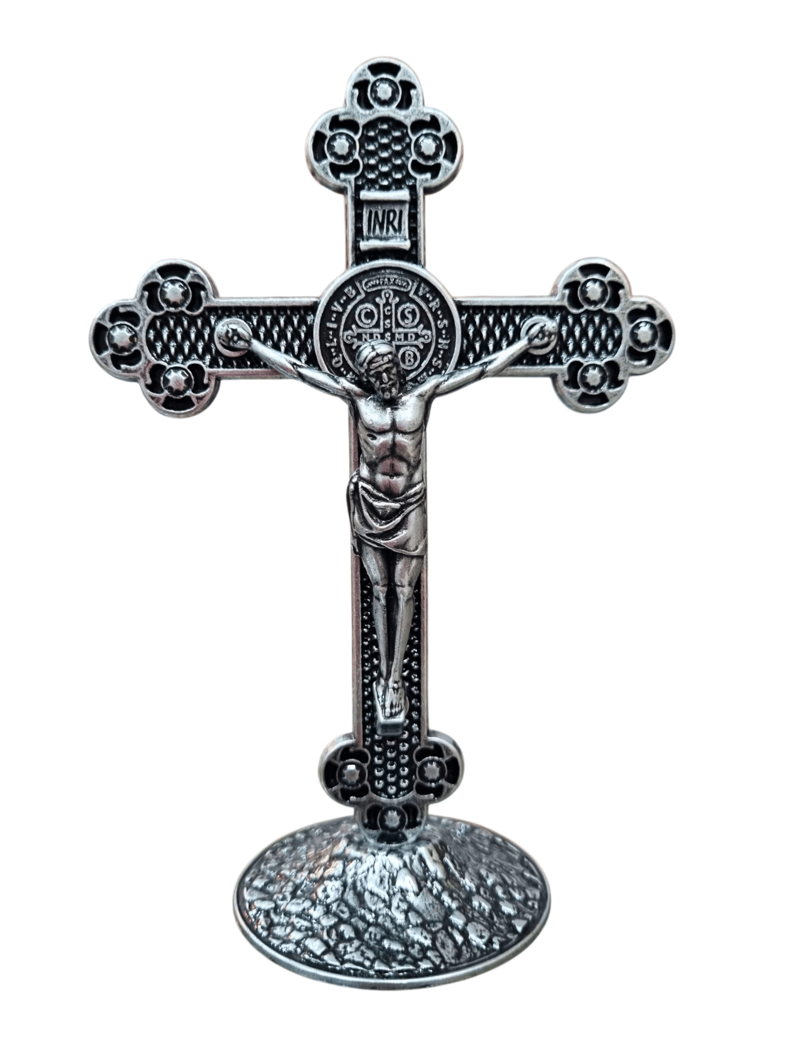 Crucifixo em Metal Trevolado com Medalha de São Bento Prata Velha 13 cm-TerraCotta Arte Sacra
