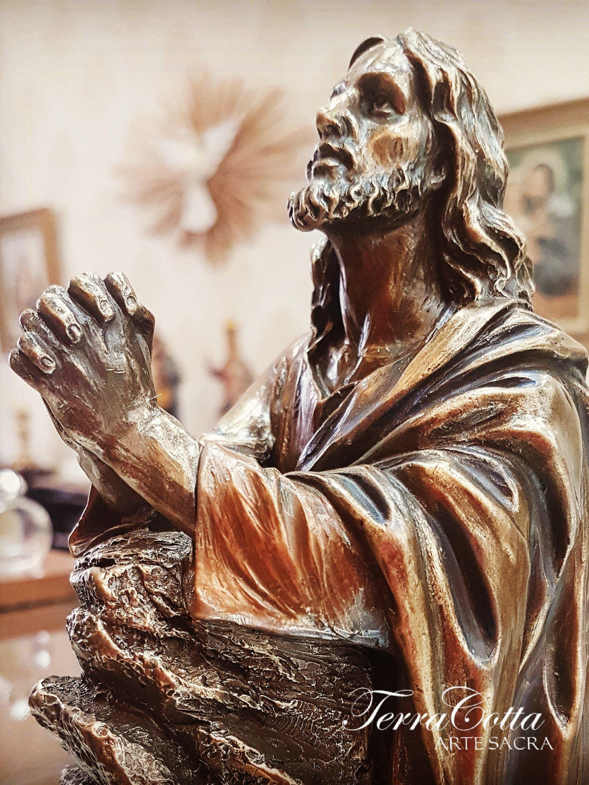 Imagem de Jesus Orando em Pó de Mármore com Acabamento em Bronze 18,5 cm-TerraCotta Arte Sacra
