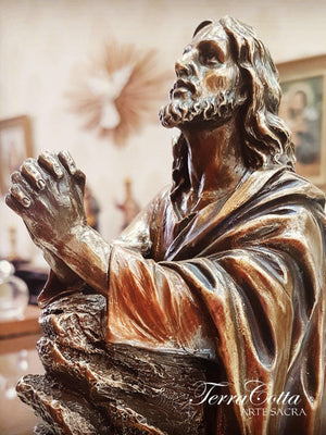 Imagem de Jesus Orando em Pó de Mármore com Acabamento em Bronze 18,5 cm-TerraCotta Arte Sacra